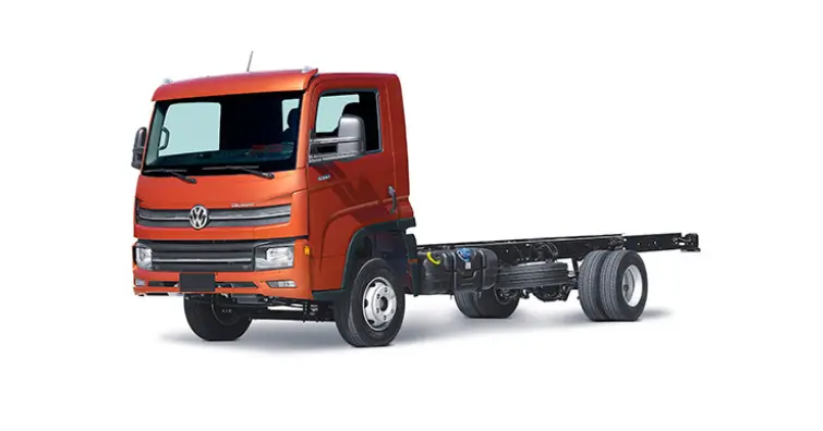 Caminhão Volkswagen Delivery 11180 com a cabine na cor laranja e sem carroceria