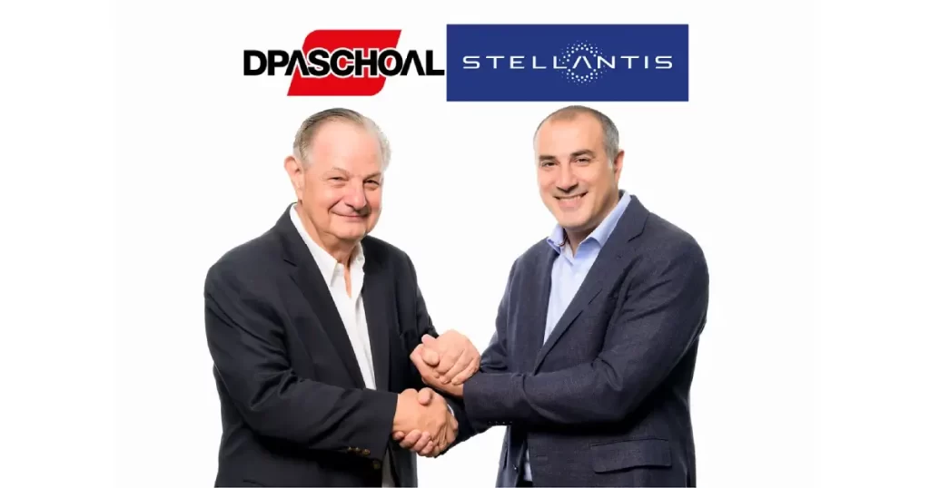 Dois homens adultos de terno em cima de cada um tem a logo da Dpaschoal e da Stellantis representando a compra da Comercial Automotiva/DPaschoal pela Stellantis