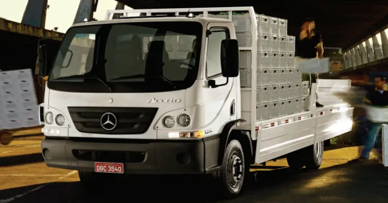 Mercedes-Benz 1016 na cor branca com duas pessoas carregando mercadoria em sua carroceria